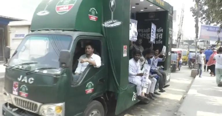 নারায়ণগঞ্জে গণভোটের পক্ষে এনসিপির ভোটের গাড়ির প্রচারণা